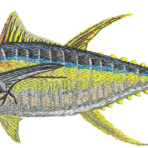 Op de afbeelding: Geborduurd beeld van een geelvintonijn. De vis heeft een donkerblauwe rug, gele vinnen en een geel en zilverkleurig lichaam. De vis is gedetailleerd met geborduurde lijnen en texturen, die zijn schubben en vinnen laten zien.