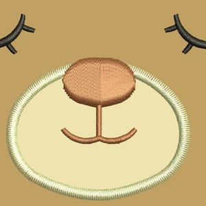 Könnte beinhalten: Gesticktes Design eines Bärengesichts mit geschlossenen Augen. Das Design zeigt schwarze Wimpern über einem hellbraunen Gesicht mit einer braunen Nase und einem gebogenen Mund. Das Gesicht ist von einem hellgrünen ovalen Rand umgeben, vor einem beigen Hintergrund.