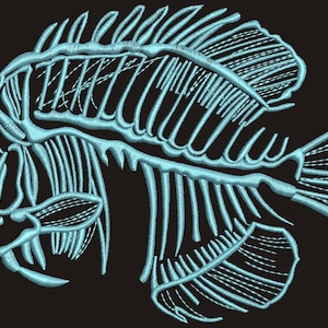 Op de afbeelding: Een gedetailleerd, lichtblauw geborduurd vis-skeletontwerp op een zwarte achtergrond. De borduursel benadrukt de skeletstructuur van de vis, inclusief de schedel, ribben en vinnen. Geschikt voor diverse knutselprojecten.