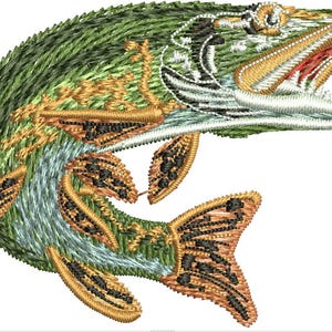 Op de afbeelding: Geborduurd ontwerp van een vis, met gedetailleerde steken in groen, goud, zwart en wit. De vis heeft een open bek met rode en witte details, en ingewikkelde patronen op zijn vinnen en staart. Het ontwerp staat tegen een witte achtergrond.