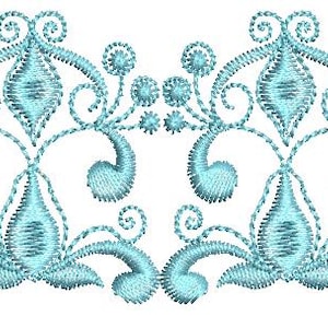 Może przedstawiać: Powtarzający się wzór niebieskiego haftu z motywem kwiatowym. Wzór zawiera spirale, liście i małe kółka.