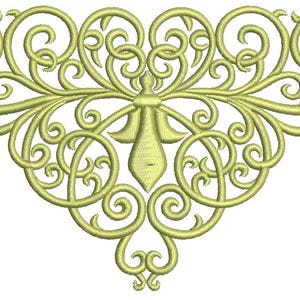 Może przedstawiać: Szczegółowy, złotożółty wzór haftu z symetrycznym, ozdobnym wzorem. Projekt zawiera wirujące linie, elementy kwiatowe i centralny kształt fleur-de-lis, tworząc dekoracyjny motyw narożny.