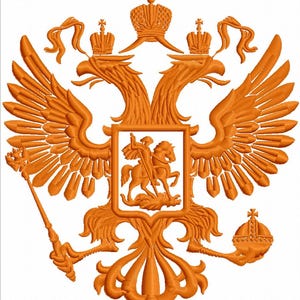 Pode incluir: Um brasão bordado em ouro com uma águia bicéfala com uma coroa na cabeça. A águia segura um cetro e um orbe em suas garras. A águia está em pé sobre um escudo com um cavaleiro montando um cavalo.