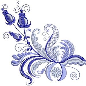 Puede incluir: Un diseño de bordado floral azul y plateado con intrincados remolinos y hojas.