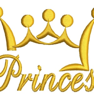 Könnte beinhalten: Gold gesticktes Design mit einer Krone über dem Wort "Princess" in Schreibschrift. Die Krone hat fünf abgerundete Spitzen. Das Design befindet sich auf weißem Hintergrund.