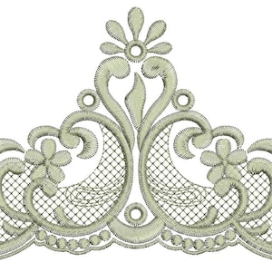 Może przedstawiać: Haftowany wzór w kolorze jasnozielonym z symetrycznym wzorem kwiatowym i zwojowym. Projekt zawiera centralny element kwiatowy, zakrzywione linie i delikatne wypełnienie w kształcie siatki, do dekoracji tkanin.