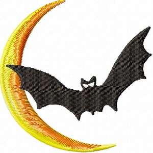 Può includere: Una silhouette di pipistrello nero che vola davanti a una falce di luna gialla con sfumature arancioni e gialle.