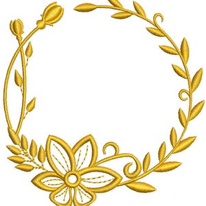 Może przedstawiać: Złoty haft kwiatowy przedstawiający okrągły wieniec z liści, pąków i dużego kwiatu. Projekt ma szczegółowy, teksturowany wygląd, z jasnym, metalicznym złotym kolorem. Haft jest prawdopodobnie przeznaczony do celów dekoracyjnych.