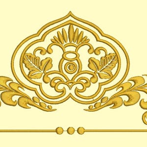 Może przedstawiać: Złoty wzór filigranowy z ozdobnymi wzorami kwiatowymi i liściastymi. Projekt przedstawia centralny kształt medalionu z symetrycznymi detalami i poziomą linią z trzema małymi okręgami. Tło jest jasnożółte.