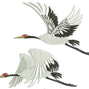 Puede incluir: Dos grullas blancas y negras en vuelo con picos rojos. Las grullas vuelan en direcciones opuestas. El fondo es blanco.