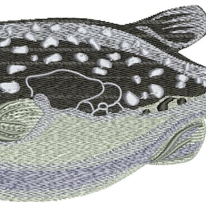 Op de afbeelding: Geborduurd ontwerp van een kogelvis met een gedetailleerd patroon. De vis heeft een donker lichaam met witte vlekken, een gele oog en lichtblauwe en groene accenten. Geschikt voor kleding of woondecoratie.