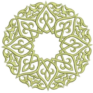 Może przedstawiać: Szczegółowy, okrągły wzór haftu w miękkim, stonowanym złotym kolorze. Wzór zawiera skomplikowane, przeplatające się linie i kształty przypominające kwiaty, tworząc symetryczną i ozdobną estetykę. Projekt jest na białym tle.