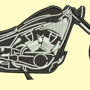 Könnte beinhalten: Gestickter Aufnäher eines schwarz-weißen Motorrads. Das Motorrad ist im Chopper-Stil gehalten, mit einem großen Vorderrad und einem detaillierten Motor. Das Design ist mit weißem Faden umrandet, was einen Kontrast erzeugt. Für Jacken oder Taschen.