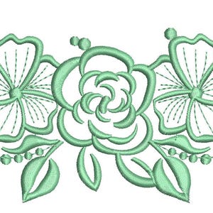 Może przedstawiać: Jasnozielony haft z motywem kwiatowym, z centralną różą, dwoma stylizowanymi kwiatami i liściastymi gałązkami. Wzór ma delikatne detale ściegów i jest ułożony w łagodnej krzywej, idealny do różnych projektów rzemieślniczych.