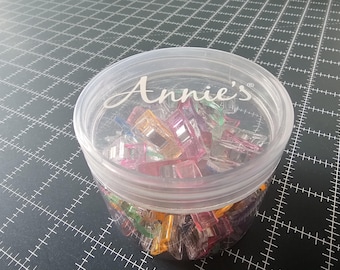 Suministros de tela - Clips para encuadernar colchas Annies con contenedor pequeño. Admite varias capas de tela, etc. *Precio: 7,99/paquete. Cantidad: 25/contenedor pequeño.
