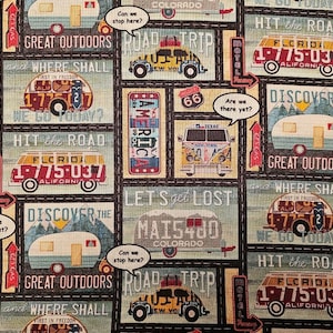 Peut inclure: Tissu avec un motif répété de motifs de voyage vintage. Le motif comprend des images de camping-cars, de plaques d'immatriculation et de panneaux routiers avec des phrases comme "Great Outdoors" et "Road Trip". La palette de couleurs est principalement beige, rouge et bleu.