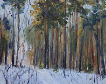 Puede incluir: Una pintura de un sendero de bosque nevado con altos pinos a cada lado. El sendero está cubierto de nieve blanca y los árboles están pintados en tonos de verde, marrón y blanco.