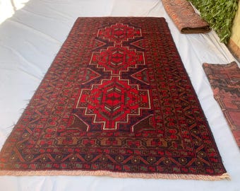 Afghaans vintage Baluchi-tapijt, 112 x 202 cm, handgeknoopt wollen vloerkleed - verweerd geometrisch ontwerp, zachte pool - geschikt voor slaapkamer, kantoor of keuken.