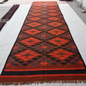 Alfombra antigua de terracota naranja y negra de 1,35 m x 4,78 m, hecha a mano, de tejido plano afgano, kilim, oriental, vintage, ancha, para pasillo.