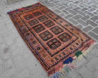 Antiek Afghaans tapijt van 120 x 210 cm - Geometrisch Turkmeens tapijt - Handgemaakt wollen Baluchi tapijt - Rood-zwart verweerd tribaal vloerkleed - Geschikt voor slaapkamer en keuken