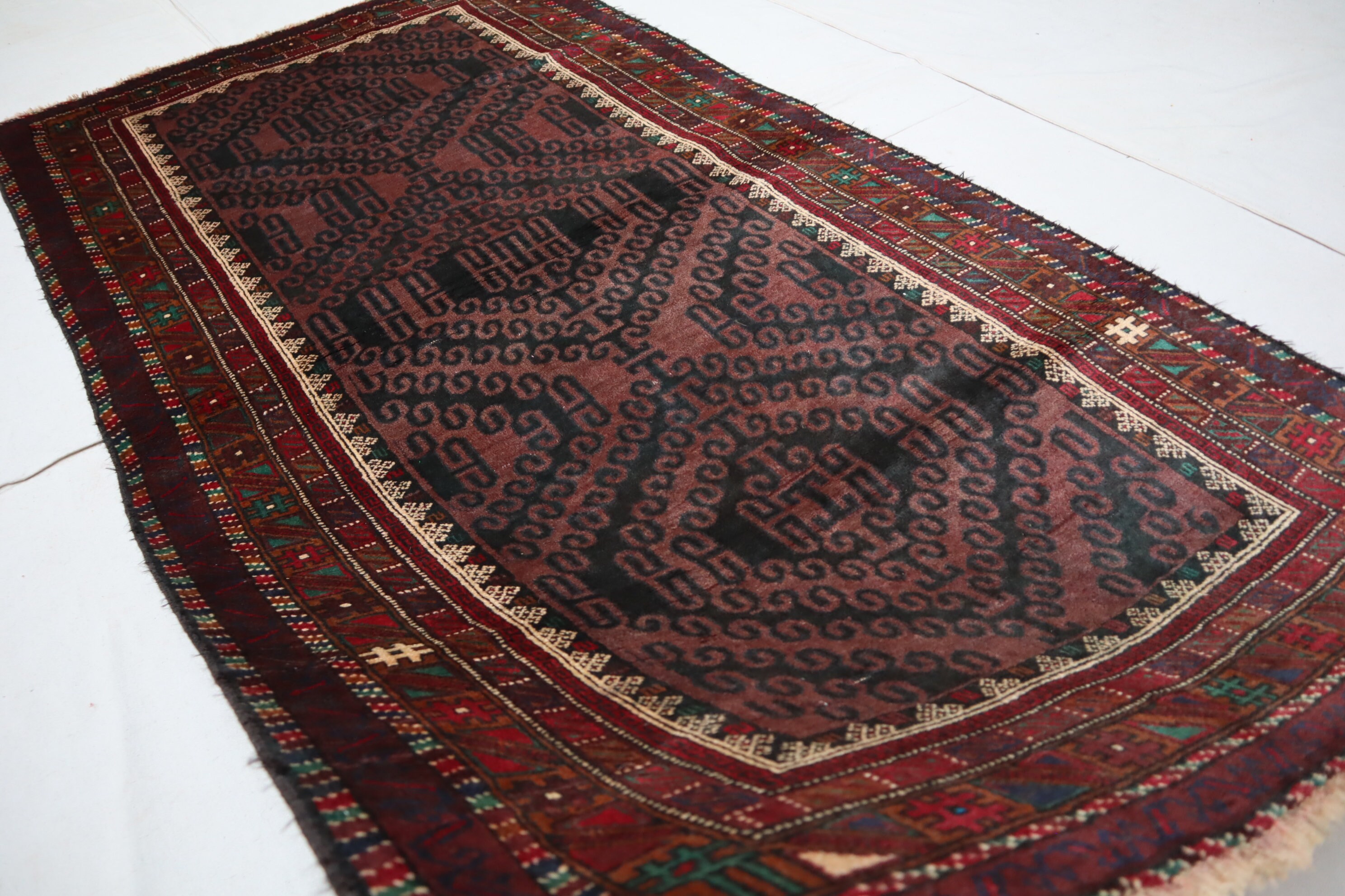 4x7'4フィートのヴィンテージアフガンバルーチラグ - 幾何学的な 4x7'4フィートのヴィンテージアフガンバルーチラグ - 幾何学的な