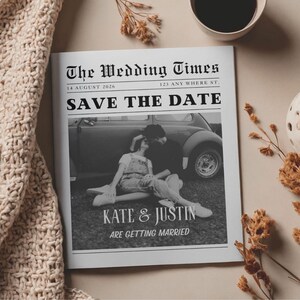 Op de afbeelding: Een trouw aankondiging in krantenstijl met de kop "SAVE THE DATE". De zwart-wit foto toont een kussend stel voor een oldtimer. De namen "KATE & JUSTIN" staan prominent vermeld.
