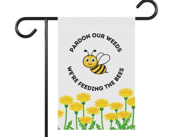 Bandera de jardín "Perdonen nuestras malas hierbas, estamos alimentando a las abejas", divertida bandera de jardín con diseño de abejas, decoración para polinizadores, regalo para jardineros, 2 tamaños.