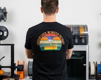 Camiseta de impresión 3D / Camiseta para creadores / Capa a capa dominamos el oficio / Regalo para impresoras 3D / Camiseta de ingeniero / Camiseta para aficionados a la impresión 3D