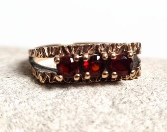 Vintage 1972 Textured 9ct Gold Garnet Trilogy Ring, Size K, English Hallmark, January Birthstone