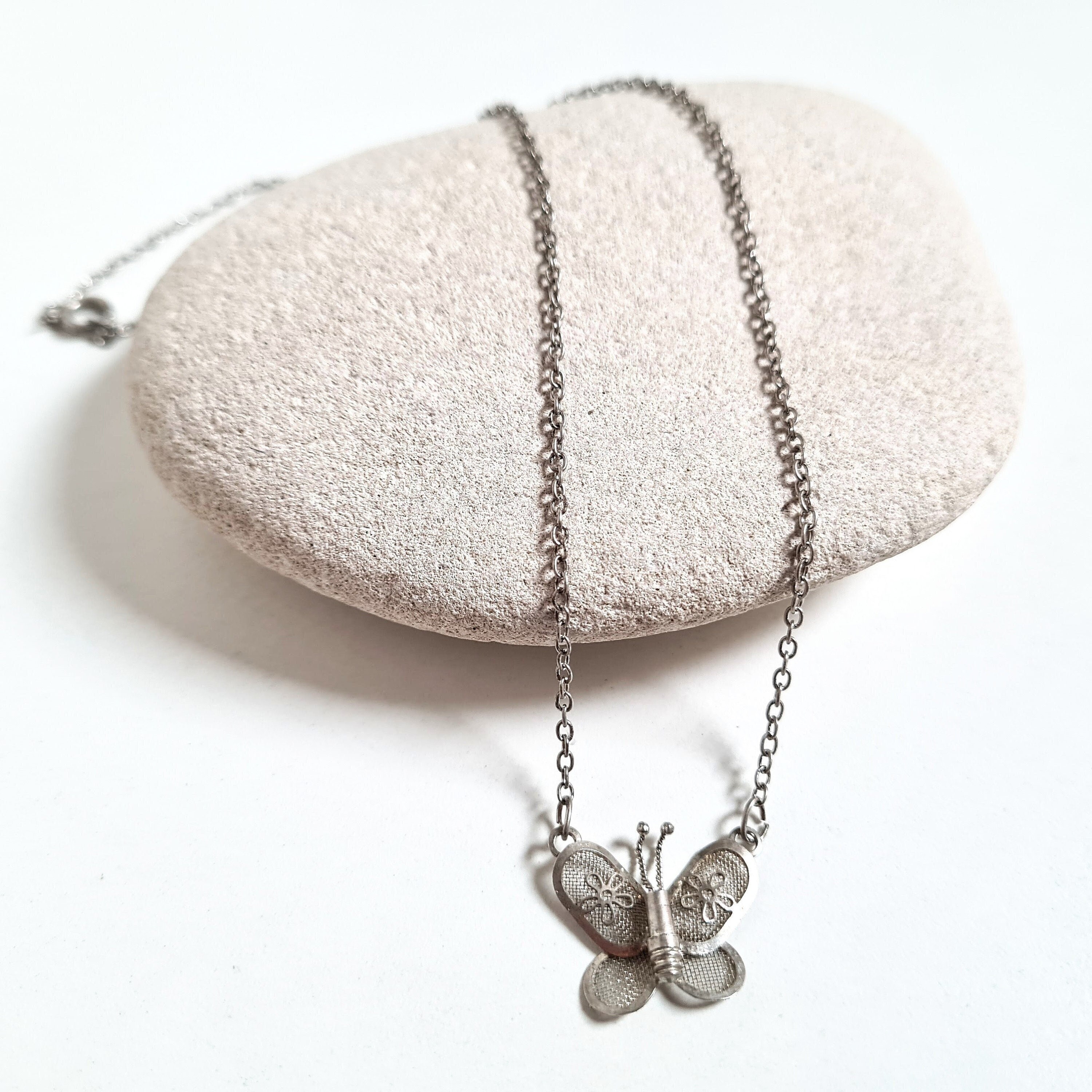 Vintage filigree butterfly necklace - Etsy 日本