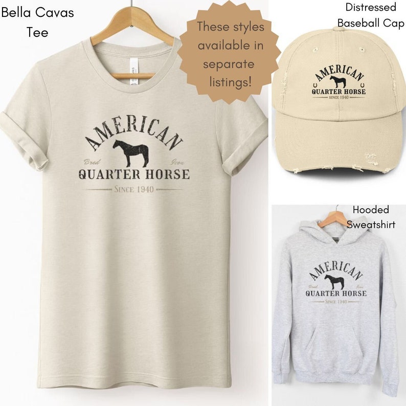 K&ouml;nnte beinhalten: Ein beiges T-Shirt, eine Baseballkappe mit Used-Look und ein grauer Kapuzenpullover, jeweils mit dem Text "AMERICAN QUARTER HORSE SINCE 1940" und einer Pferde-Grafik. Die Baseballkappe ist beige.