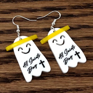 Allerheiligen-niedlicher Geist mit gelbem Halo. Laser geschnittene Ohrringe mit Sterlingsilber-Haken