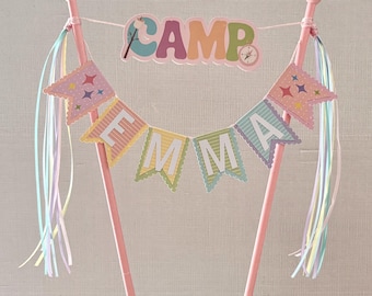Décoration de gâteau personnalisée sur le thème du camping, style guirlande, dans des tons pastel | Fêtes d'anniversaire licorne camping | Décoration de gâteau pastel