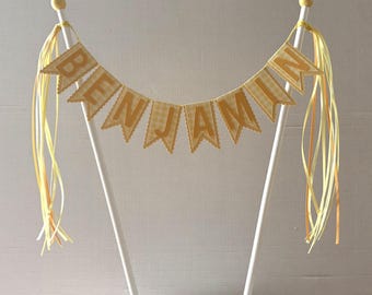 Décoration de gâteau personnalisée avec drapeaux fins pour les noms longs | Décoration de gâteau à carreaux | Décoration de gâteau jaune rétro | Anniversaires ensoleillés