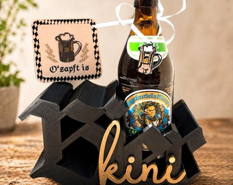 Beer Maid Bottle Holder Lederhosen | Bavarian Gift Set | Oktoberfest Decoration | 0.5L Beer Holder | Beer Mats & Tags