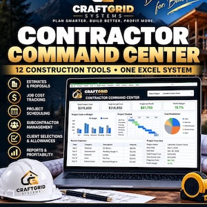 Op de afbeelding: Een laptop met het CraftGrid Systems Contractor Command Center Excel-dashboard, met projectkosten, planningen en uitgavengegevens. Een witte veiligheidshelm, een zwarte pen en een geel meetlint liggen op een bouwtekening.