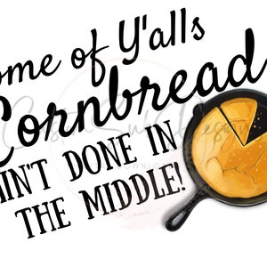Puede incluir: Un gráfico en blanco y negro con el texto "Some of y'all's cornbread ain't done in the middle!" y un dibujo de una sartén de hierro fundido con una rebanada de pan de maíz dentro.