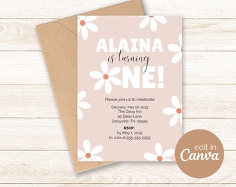 Könnte beinhalten: Eine rosa und weiße Geburtstagseinladung mit einem Gänseblümchenmuster. Die Einladung lautet "Alaina wird eins!" und enthält Details zur Party, einschließlich Datum, Uhrzeit, Ort und RSVP-Informationen.