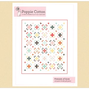 以下が含まれることがあります： Poppie Cottonによる「threads of love」というタイトルのキルトパターン。キルトのデザインは、ピンク、青、黄色、黒の色合いのカラフルな星のような形の繰り返し模様が特徴です。このパターンは、ファットクォーターフレンドリーなキルトパターンとして説明されています。