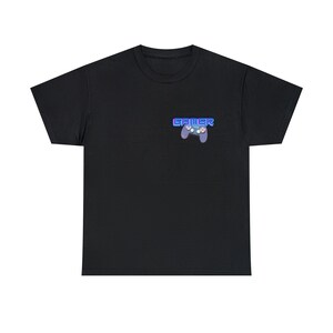 Op de afbeelding: Zwart T-shirt met een blauwe en paarse videogamecontroller afbeelding en het woord "GAMER" in blauwe tekst.
