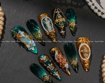 Smaragdbarocka pressnaglar, 3D-cameonaglar, nagelkonst med guldkeruber, pärlstrasnaglar, Royal Gothic Luxury, smaragdgrön glamour