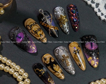 Unhas postiças com dragão fantástico, arte de unhas com espada gótica, pontas com cruz medieval, unhas "Era uma vez", design sombrio e encantado
