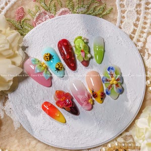 Garden Insect Press On Nails, Colorful 3D Ladybug & Butterfly Nail Art with Flowers and Gradient Base, Whimsical Nature Inspired
