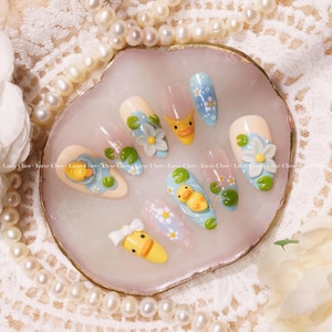 Ducky Meadow | Handgeschilderde Kunst | Herbruikbare Opplaknagels | Feest- en Bruidsnagels | Premium Opplaknagels