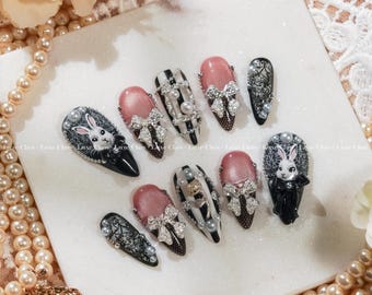 Unghie finte con coniglietto gotico, nail art in pizzo nero, unghie con fiocco di perle, eleganti unghie gotiche, graziose unghie estetiche dark