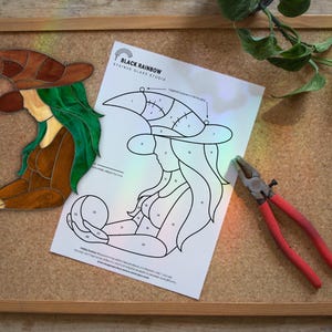 Patrón de bruja lunar, vitral hexagonal de Halloween, Tiffany de bruja, atrapasol de bola de cristal, descarga digital de luna, patrón con licencia de pasatiempo