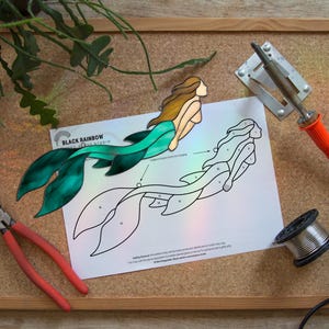 modello Tiffany sirena, modello in vetro colorato sirena, acchiappasole creatura marina, download digitale pdf, licenza hobby fanciulla del mare