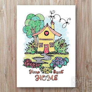 Może przedstawiać: Kolorowa ilustracja domu z oknem w kształcie serca, otoczonego ogrodem z kwiatami i krętą ścieżką. Słowa "Home Sweet Home" są napisane ozdobną czcionką. Grafika znajduje się na białej karcie.