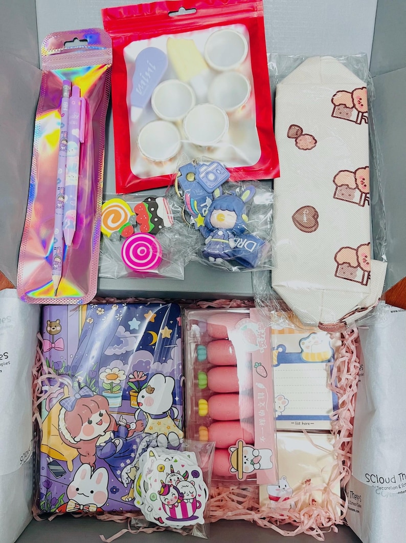 Op de afbeelding: Een briefpapier-set met een holografisch zakje met twee potloden, een rode zak met witte mini-bakjes, een cr&egrave;mekleurig etui met bruine berenafbeeldingen, een paars notitieboek met stripfiguren, roze wortelvormige gummen en memoblaadjes.