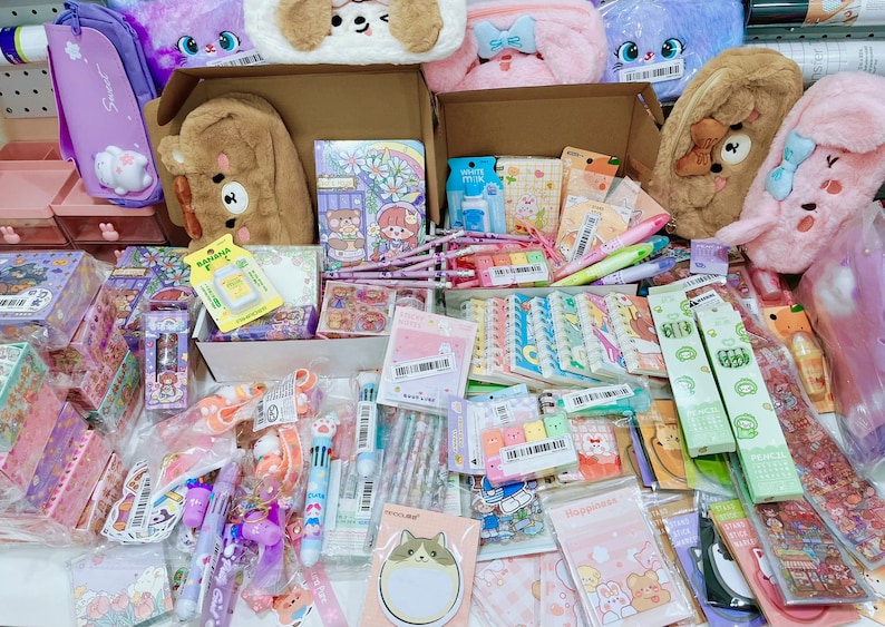 Puede incluir: Una colecci&oacute;n de art&iacute;culos de papeler&iacute;a coloridos, que incluyen bol&iacute;grafos, l&aacute;pices, pegatinas y blocs de notas. Los art&iacute;culos est&aacute;n dispuestos en una variedad de cajas y bolsas, y algunos est&aacute;n decorados con personajes de animales lindos. Los art&iacute;culos son todos nuevos y sin usar.